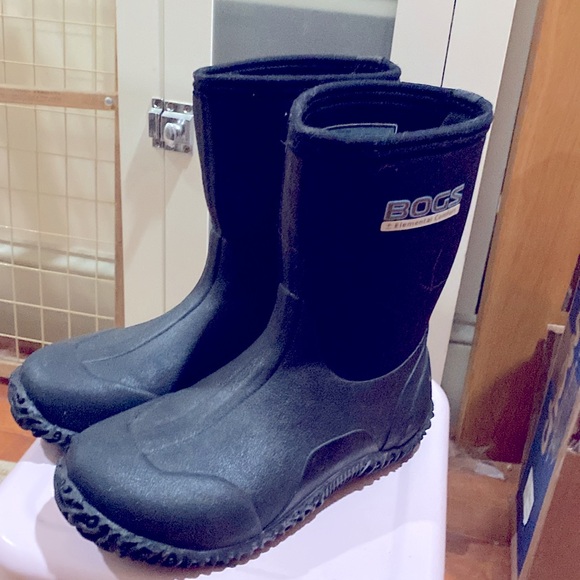 BOGS: Waterproof and weather resistant Slip-Ons; very GOOD condition..! - Picture 2 of 12